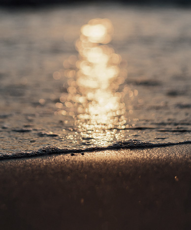 夕日と波