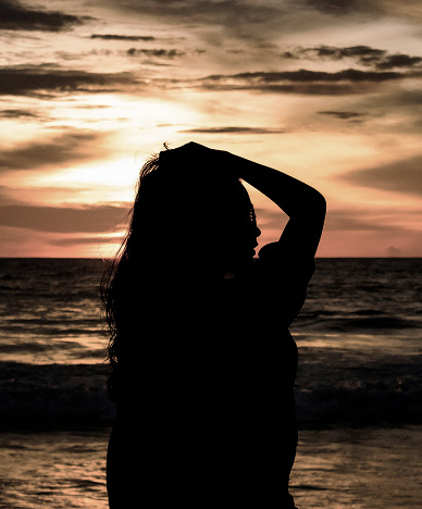 夕日と女性